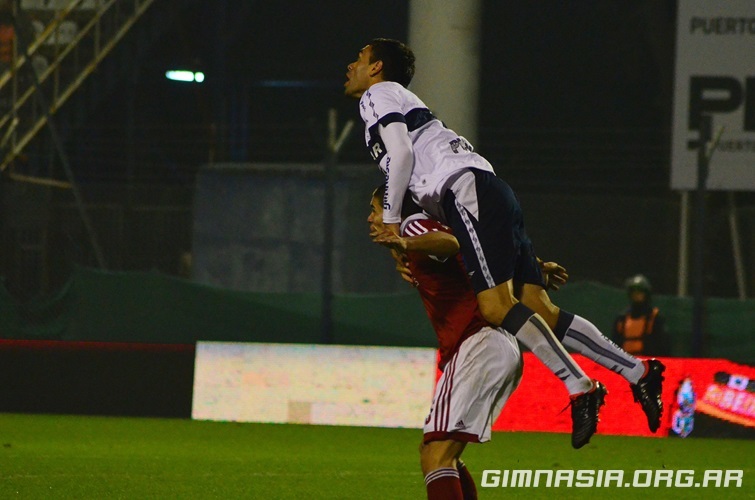 http://www.gimnasia.org.ar/archivo_fotos/2013/futbol/profesional/torneo_inicial/Fecha1vsRiverJugadas/images/27.jpg